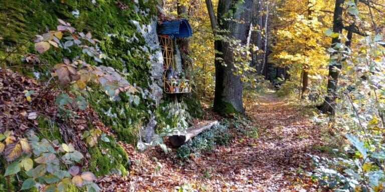 #32: Mariánská studánka a skalní kaplička u Malče